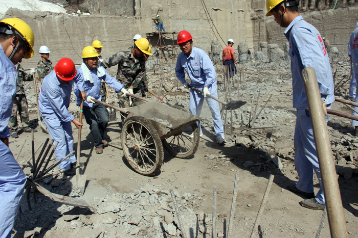 管理、后勤人員義務勞動清除碎渣