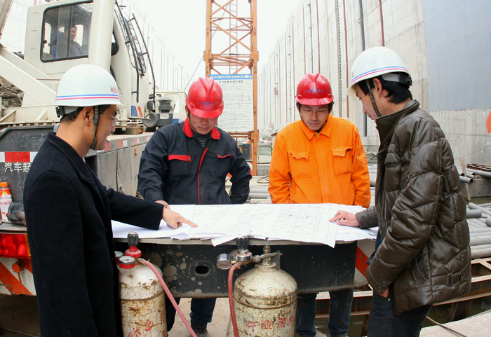 技術(shù)人員在研究安裝方案