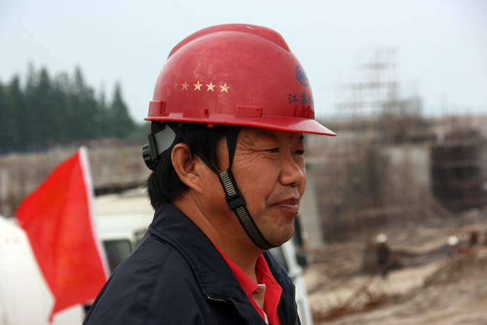 翟高明同志在施工一線