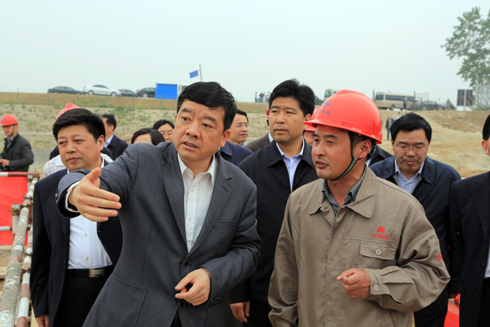 項(xiàng)目經(jīng)理陳興奎向徐省長(zhǎng)匯報(bào)工程進(jìn)展情況