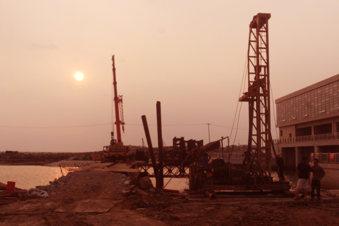 夕陽(yáng)下的工地